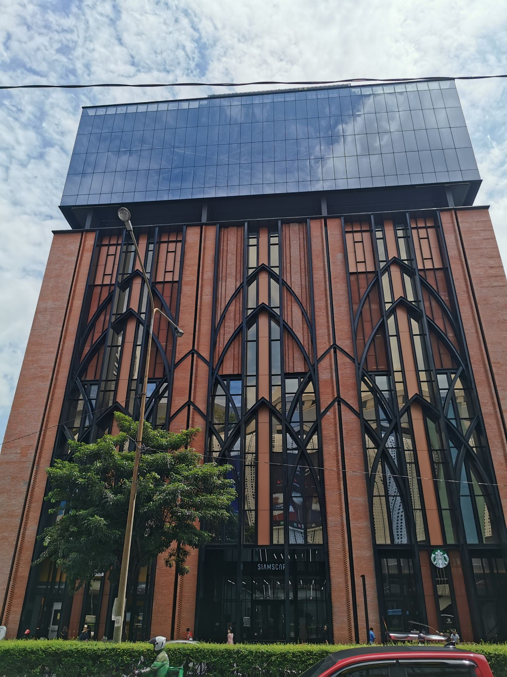 ตึก SIAMSCAPE ความสวยงามด้วยกระเบื้องดินเผา อิฐโชว์แนว