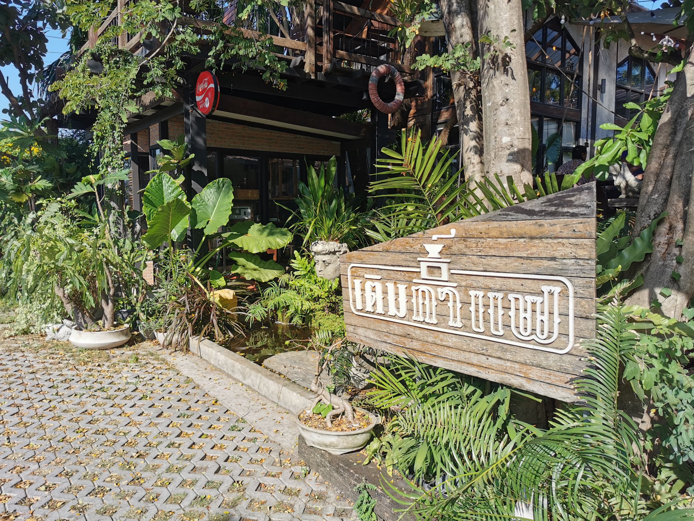 ร้านเติมกาแฟ คาเฟ่ ไอเดียตกแต่งผนังด้วยอิฐดินเผา